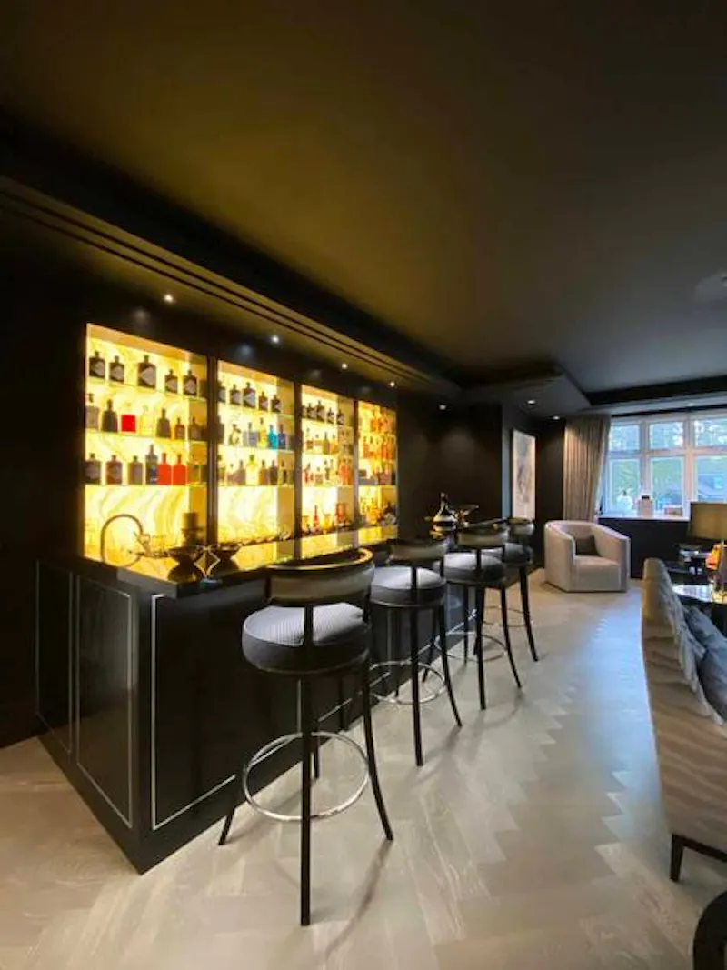 Bar at Plush Radlett family house, D2456 (photo 5)
