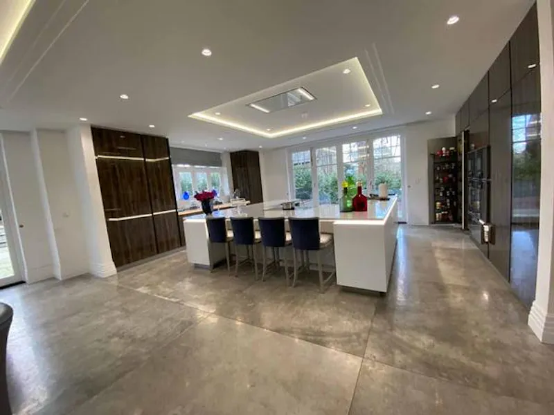 Kitchen at Plush Radlett family house, D2456 (photo 7)