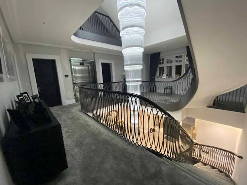 Staircase at Plush Radlett family house, D2456 (photo 10)
