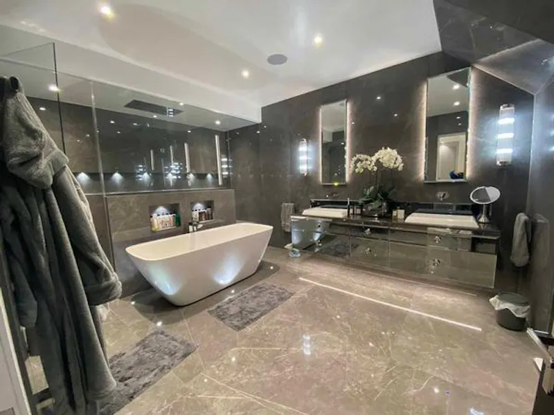 Bathroom at Plush Radlett family house, D2456 (photo 14)