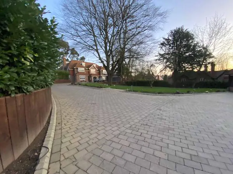 Plush Radlett family house, D2456 (photo 23)