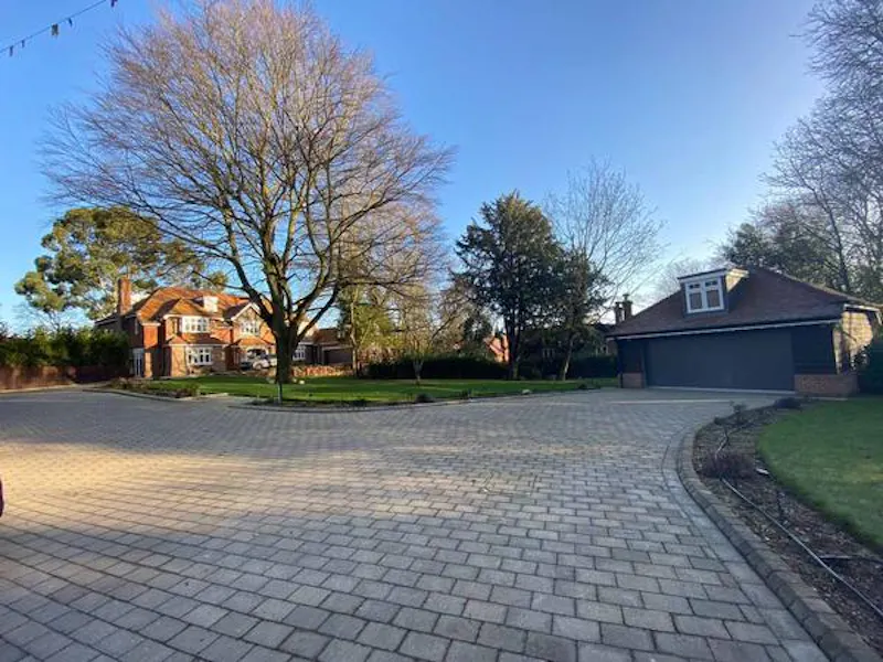 Driveway at Plush Radlett family house, D2456 (photo 24)