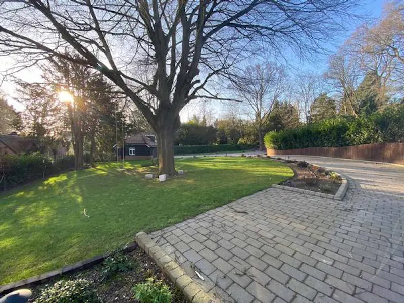 Plush Radlett family house, D2456 (photo 25)