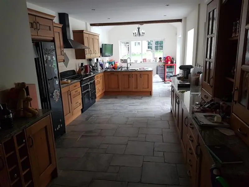 Kitchen at Film location D2458 in Hertfordshire (photo 6)