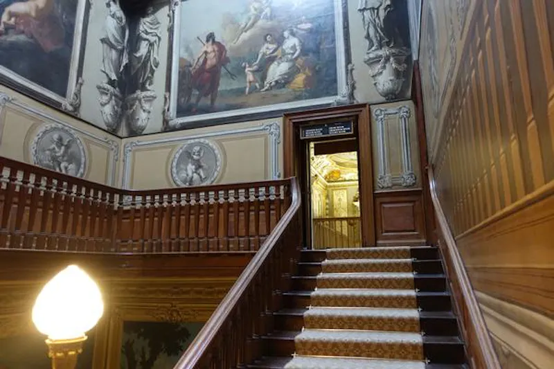 Staircase at Rickmansworth Palladian mansion, G310 (photo 4)
