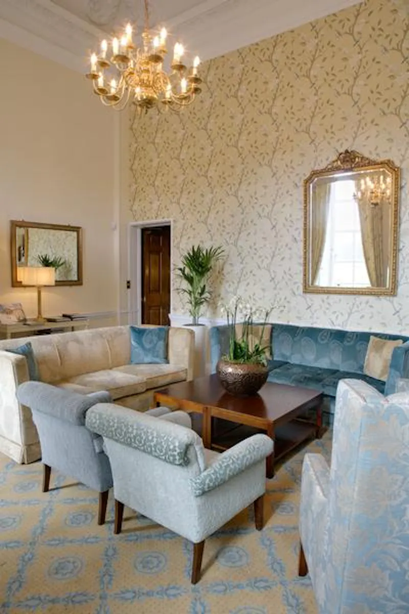 Living Room at Rickmansworth Palladian mansion, G310 (photo 27)
