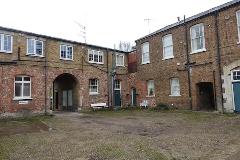 Courtyard at Rickmansworth Palladian mansion, G310 (photo 37)