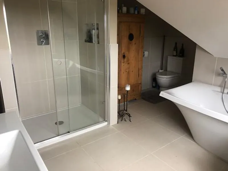 Bathroom at Film location D2459 in Kent (photo 26)