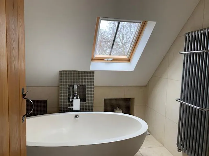 Bathroom at Film location D2459 in Kent (photo 25)