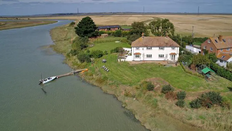 Faversham creek-side cottage, C920 (photo 1)