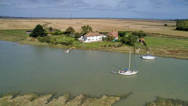 Faversham creek-side cottage, C920 (photo 17)