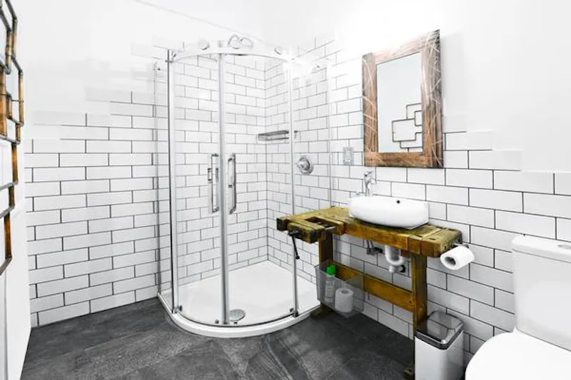 Shower at Film location F1198 in London (photo 13)
