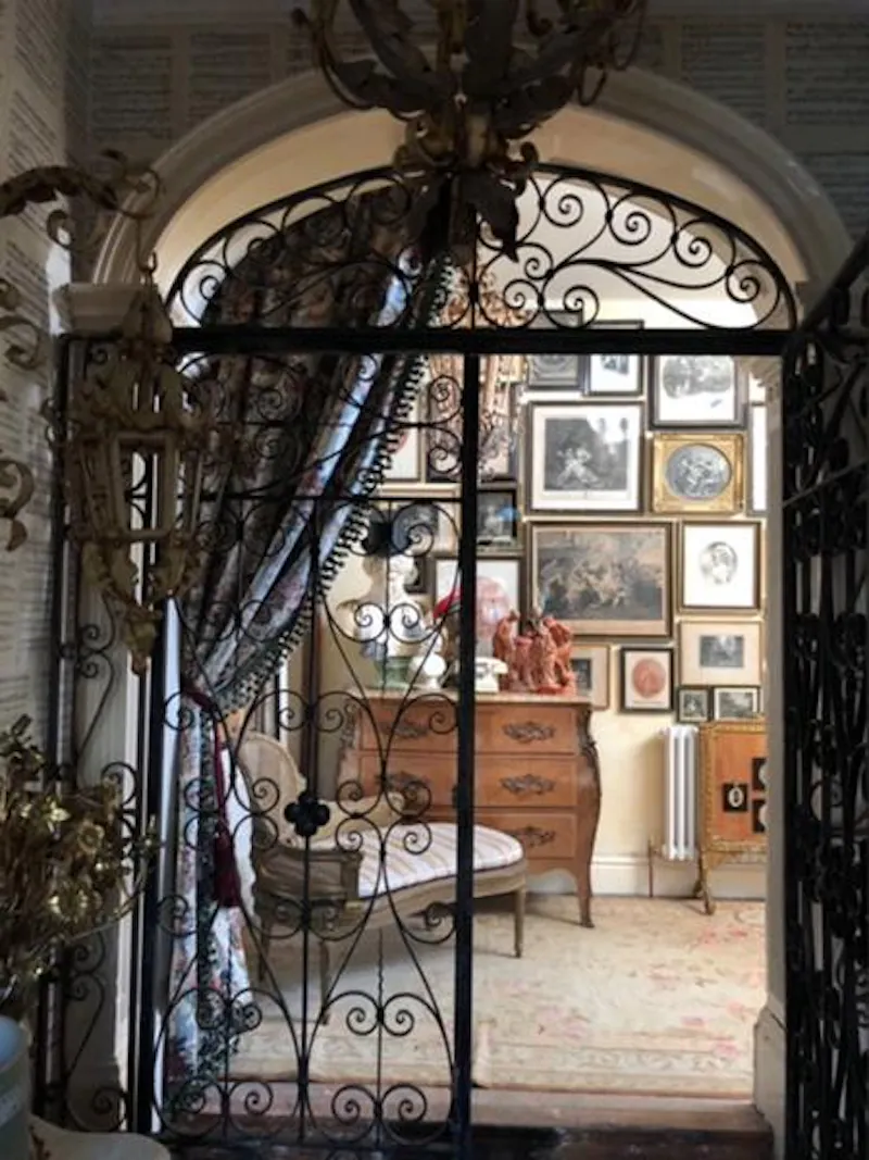 Entrance hall at Film location E475 in Wales (photo 5)