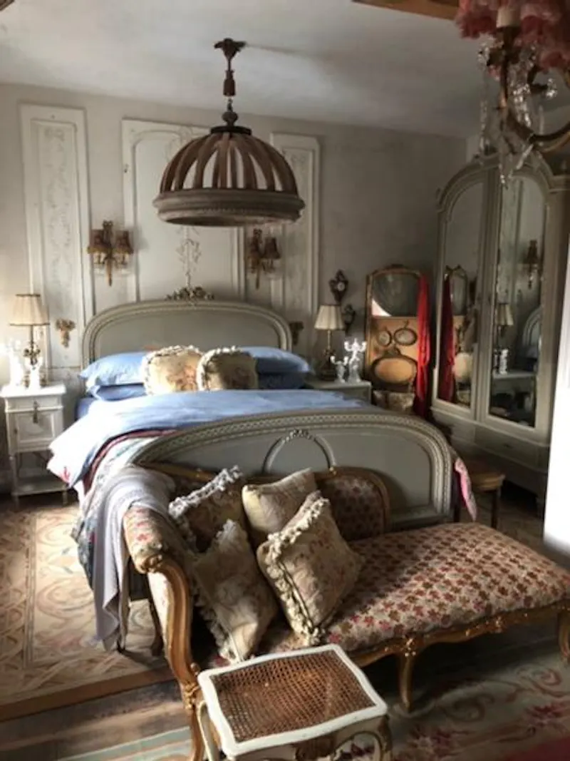 Bedroom at Film location E475 in Wales (photo 25)