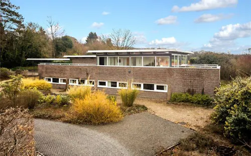 Medstead modernist-style house, D1724