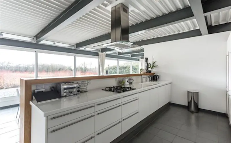 Kitchen at Medstead modernist-style house, D1724 (photo 9)