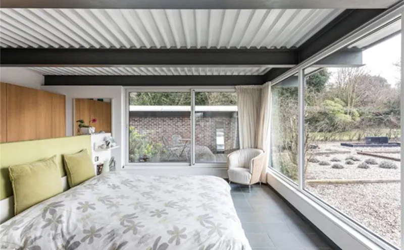 Bedroom at Medstead modernist-style house, D1724 (photo 10)