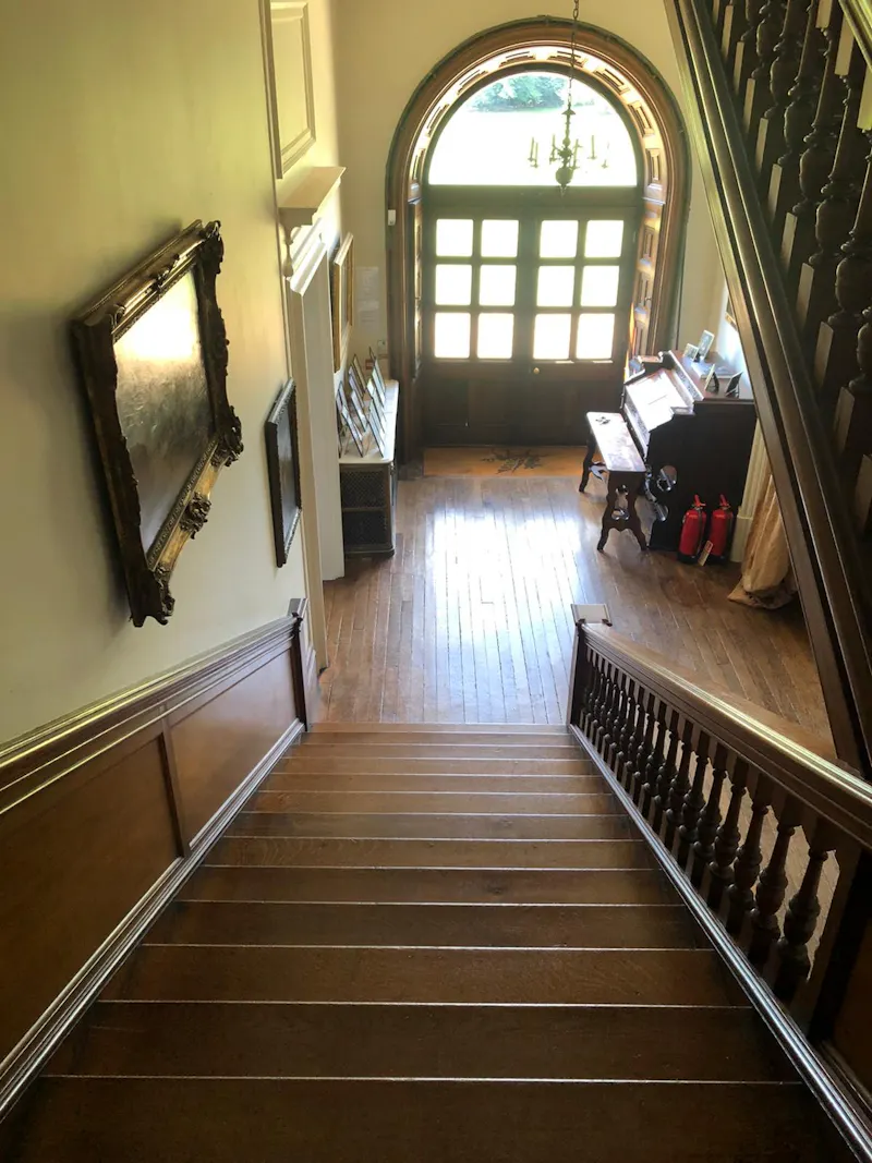 Entrance hall at Grand Elizabethan manor, H118 (photo 2)