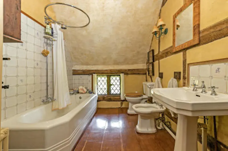 Bath at The Dower House, Aylesbury, C165 (photo 18)
