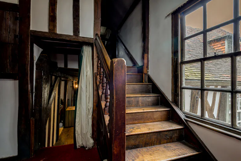 Staircase at Authentic Tudor house in Lewes, M341 (photo 2)