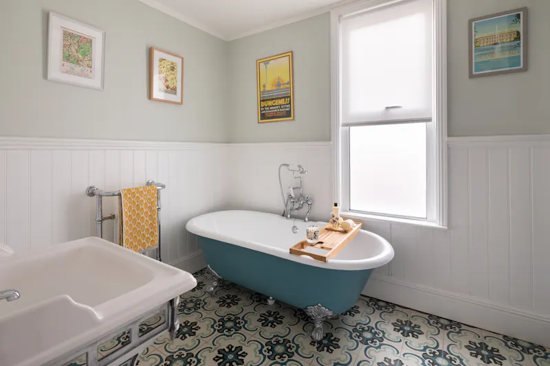 Bath - rolltop at Contemporary Harlesden house, B1890 (photo 16)