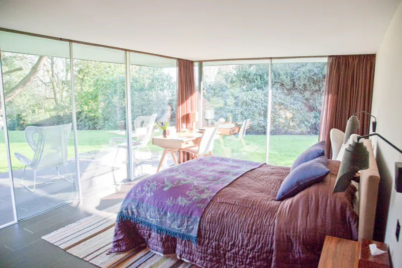 Bedroom at Modernist Hormonden pavilion, D1278 (photo 10)