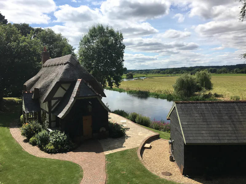 Riverside cottage in New Forest, M349 (photo 14)
