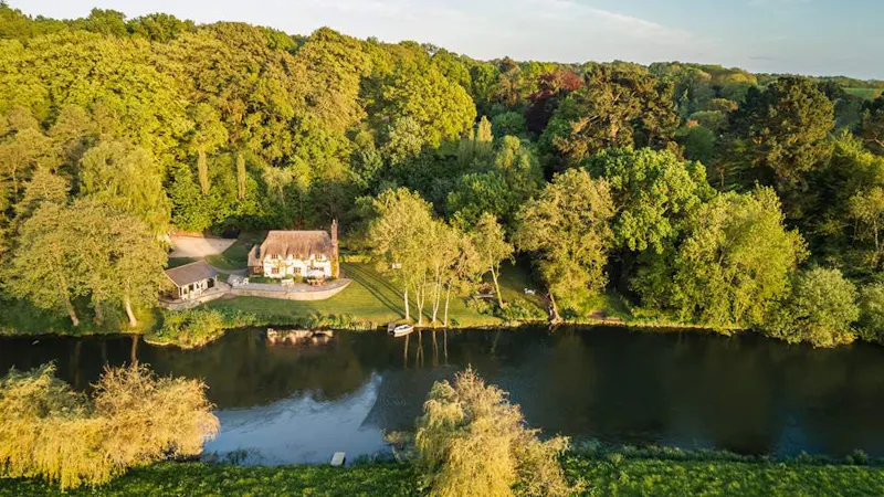 Riverside cottage in New Forest, M349 (photo 16)