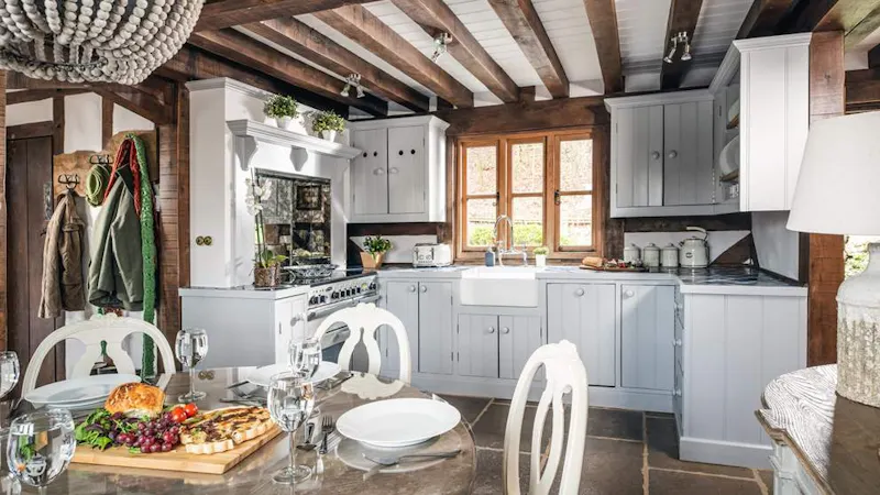 Beams at Riverside cottage in New Forest, M349 (photo 3)