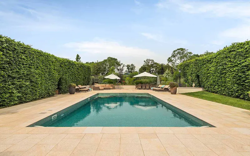 Swimming pool - outdoor at Luxurious Berkhamsted mansion, A1533 (photo 33)