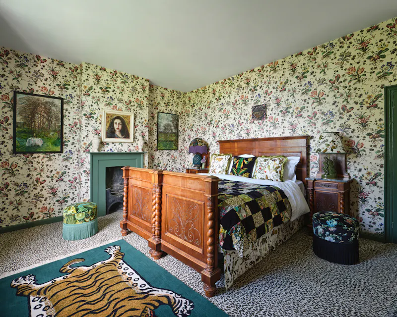 Bedroom at Cornish castle and gardens, G307 (photo 44)