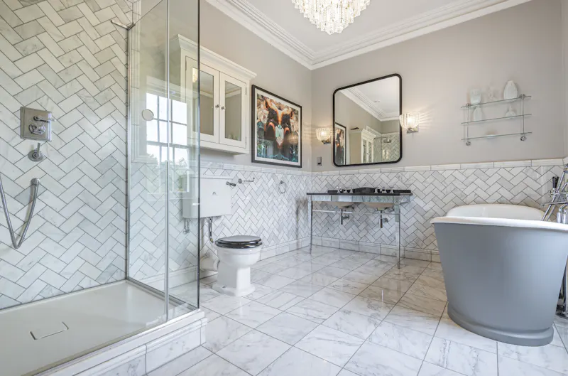 Bath at Luxurious Berkhamsted mansion, A1533 (photo 30)