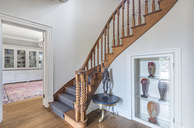 Staircase at Luxurious Berkhamsted mansion, A1533 (photo 6)