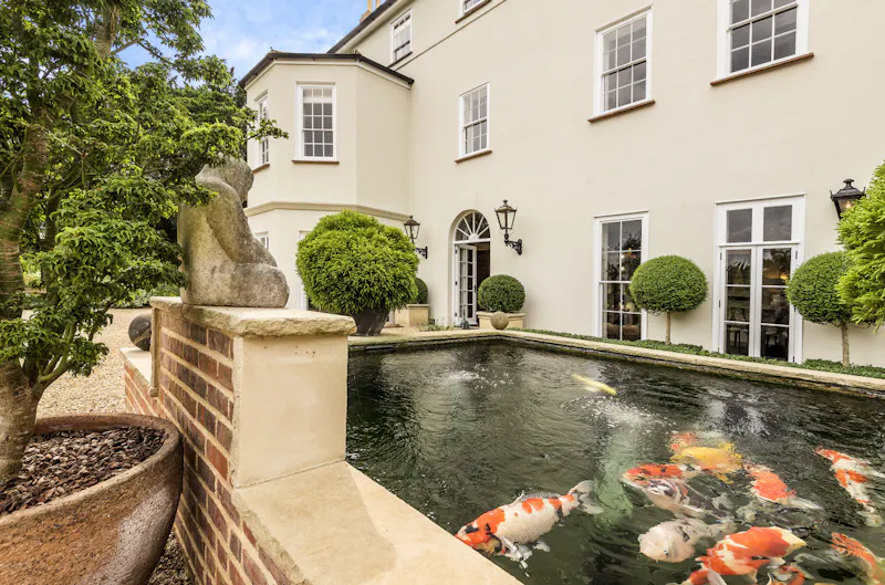 Pond at Luxurious Berkhamsted mansion, A1533 (photo 45)