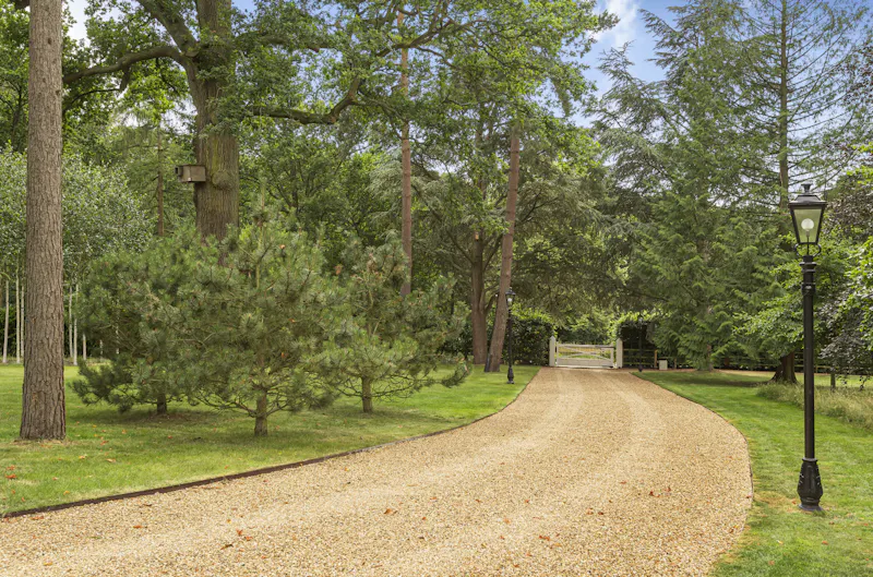 Driveway at Luxurious Berkhamsted mansion, A1533 (photo 50)