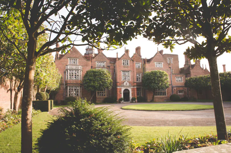 Hotel and venue near Windsor, R730 (photo 1)