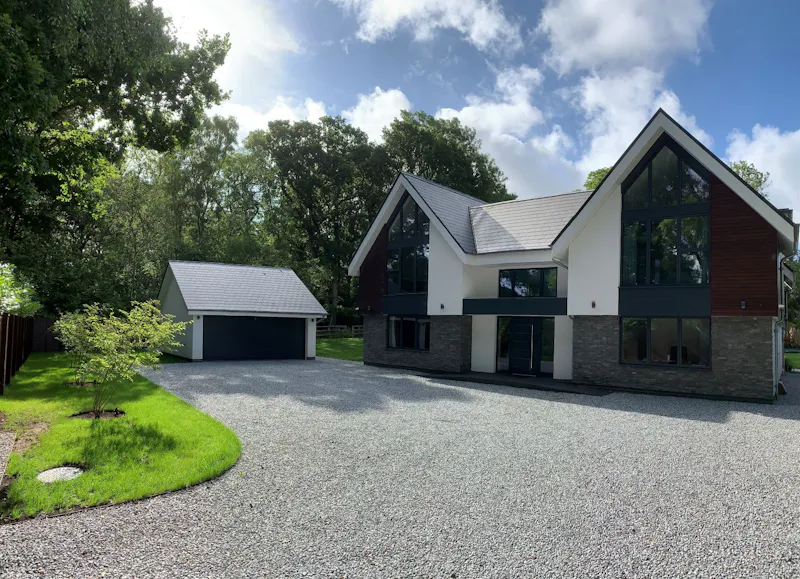 Driveway at Stylish modern Alton house, D2381 (photo 24)
