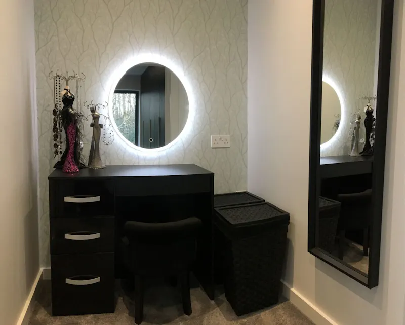 Dressing room at Stylish modern Alton house, D2381 (photo 11)