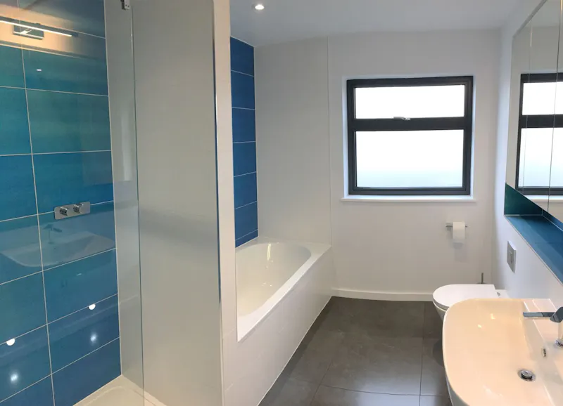 Bath at Stylish modern Alton house, D2381 (photo 16)