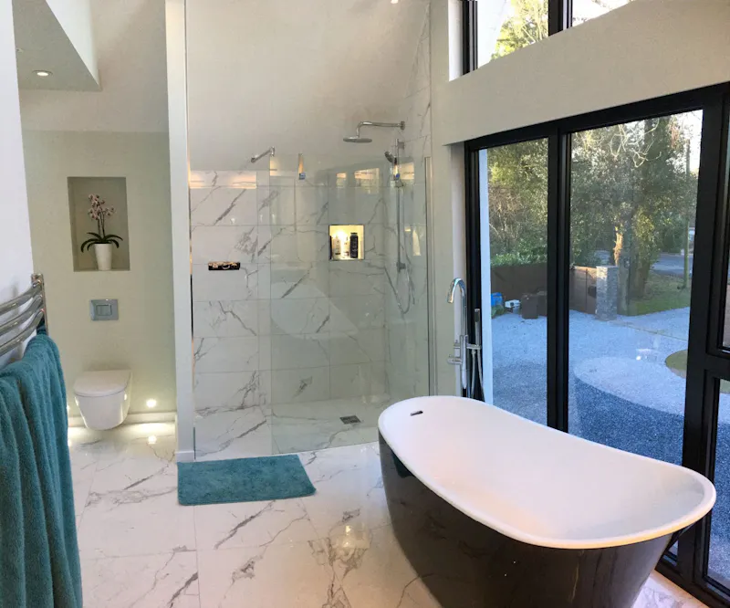 Shower at Stylish modern Alton house, D2381 (photo 13)