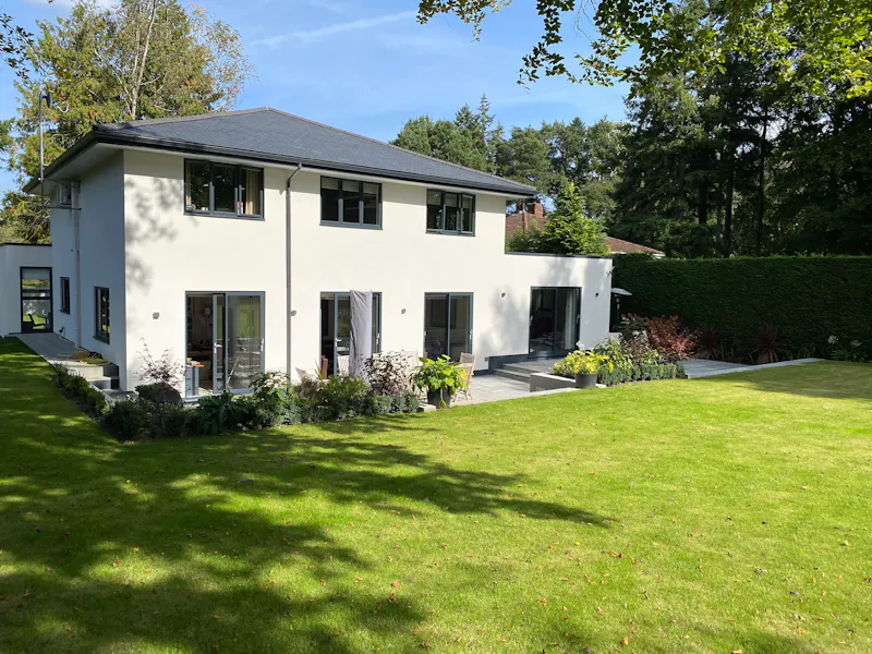 Garden at Contemporary Sunningdale house, K461 (photo 16)