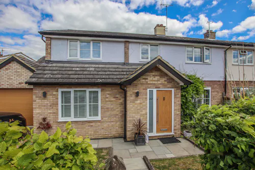 Retro-feel Standon house, D2473