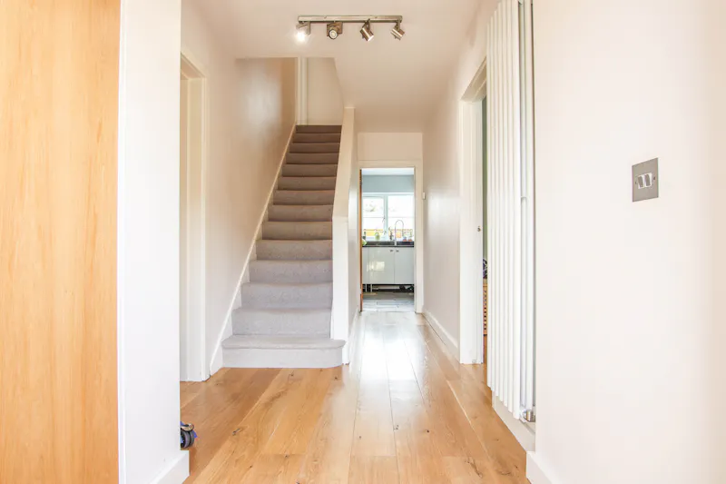 Staircase at Retro-feel Standon house, D2473 (photo 8)