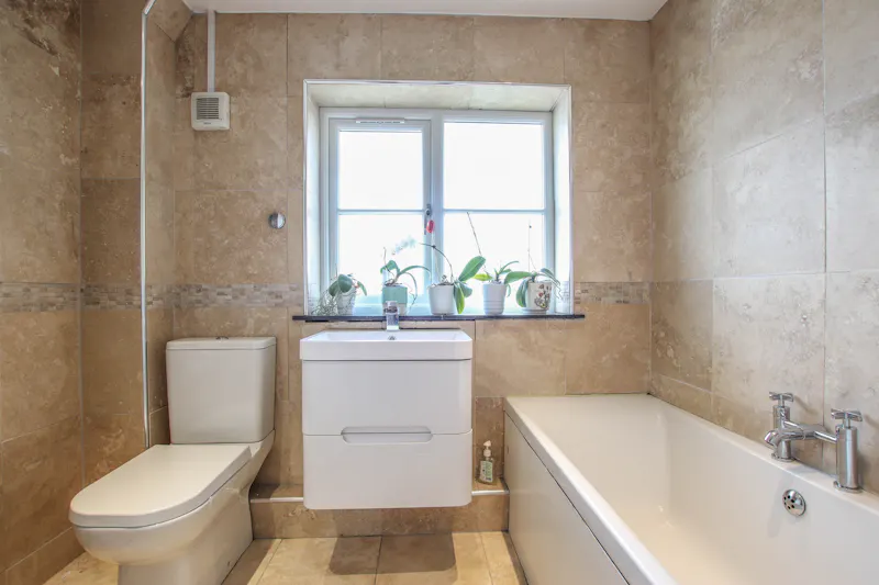 Bath at Retro-feel Standon house, D2473 (photo 12)