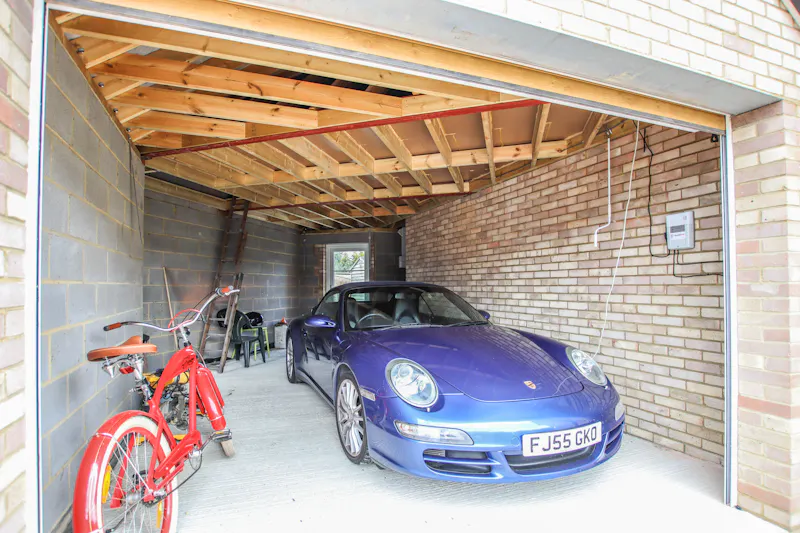 Garage at Retro-feel Standon house, D2473 (photo 17)