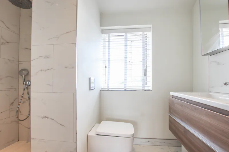 Bathroom at Retro-feel Standon house, D2473 (photo 14)