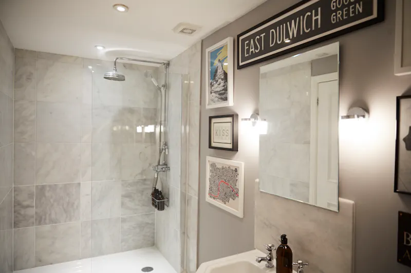 Shower at Versatile Sydenham house, B1893 (photo 28)