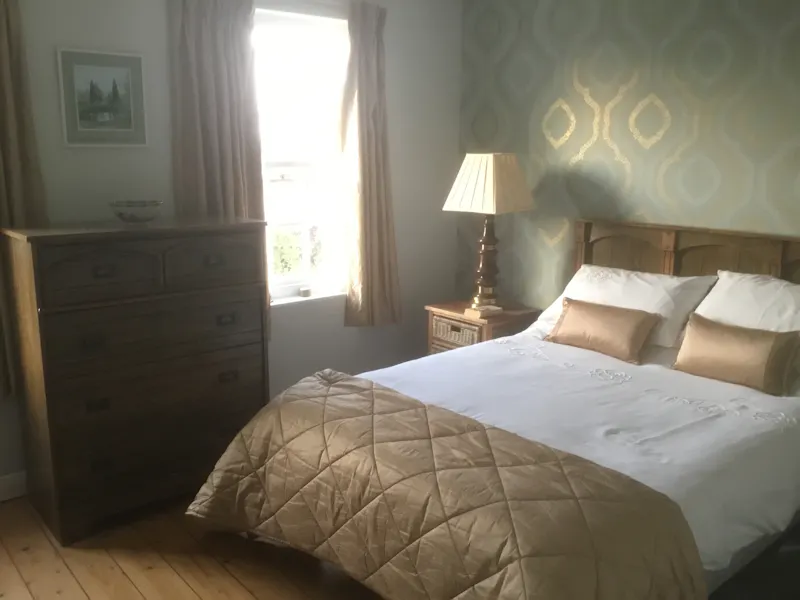 Bedroom - main at Leatherhead Georgian house, A1535 (photo 14)
