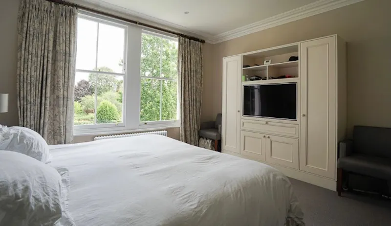 Bedroom at Smart Clapham family house, B1894 (photo 41)