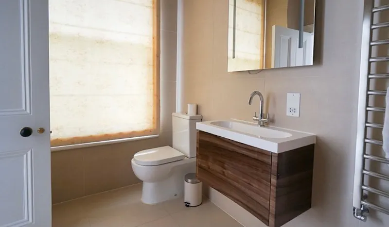 Bathroom at Smart Clapham family house, B1894 (photo 47)